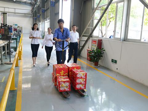 88858cc永利官网集团工会开展“夏日送清凉”活动